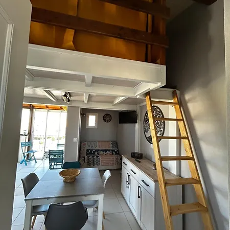 A A 100m De La Apartment *